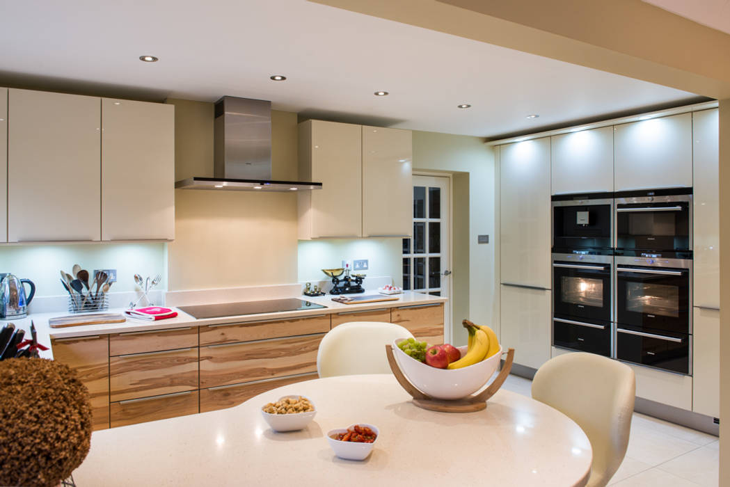 Modern German Kitchen - Kitchen Design Surrey Raycross Interiors 現代廚房設計點子、靈感&圖片