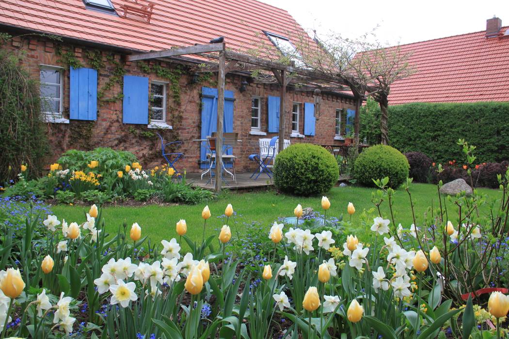 LANDHAUSGARTEN IN DER UCKERMARK, Büro Christian Meyer Büro Christian Meyer Garten im Landhausstil Blume,Pflanze,Fenster,Eigentum,Gebäude,Grün,Botanik,Blütenblatt,Vegetation,Haus