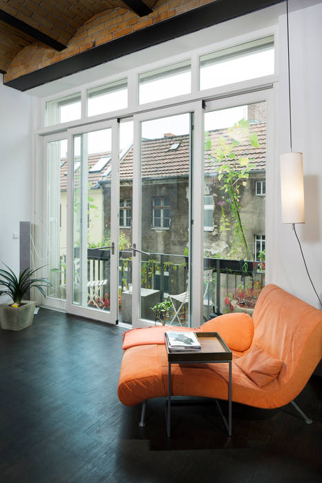 Wohnzimmer mit Blick auf die Nachbarfassade 16elements GmbH Moderne Wohnzimmer