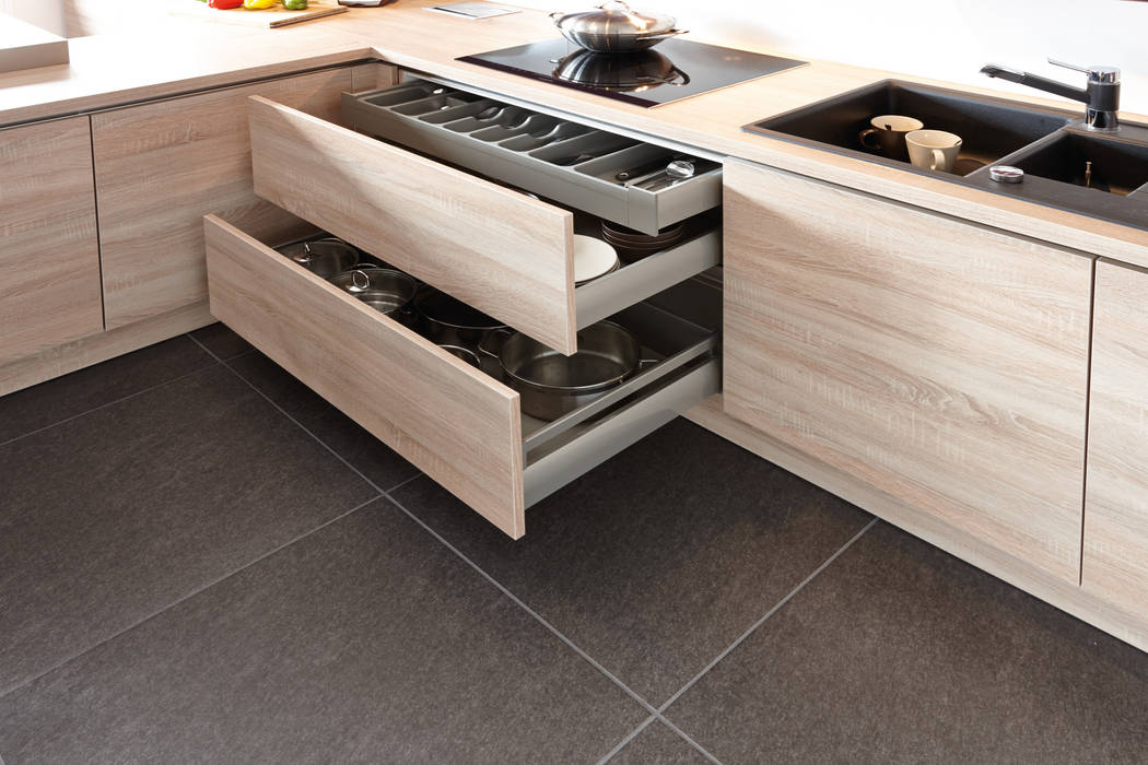 Offene Wohnküche mit Insel, Küchenquelle Küchenquelle Modern style kitchen Cabinets & shelves