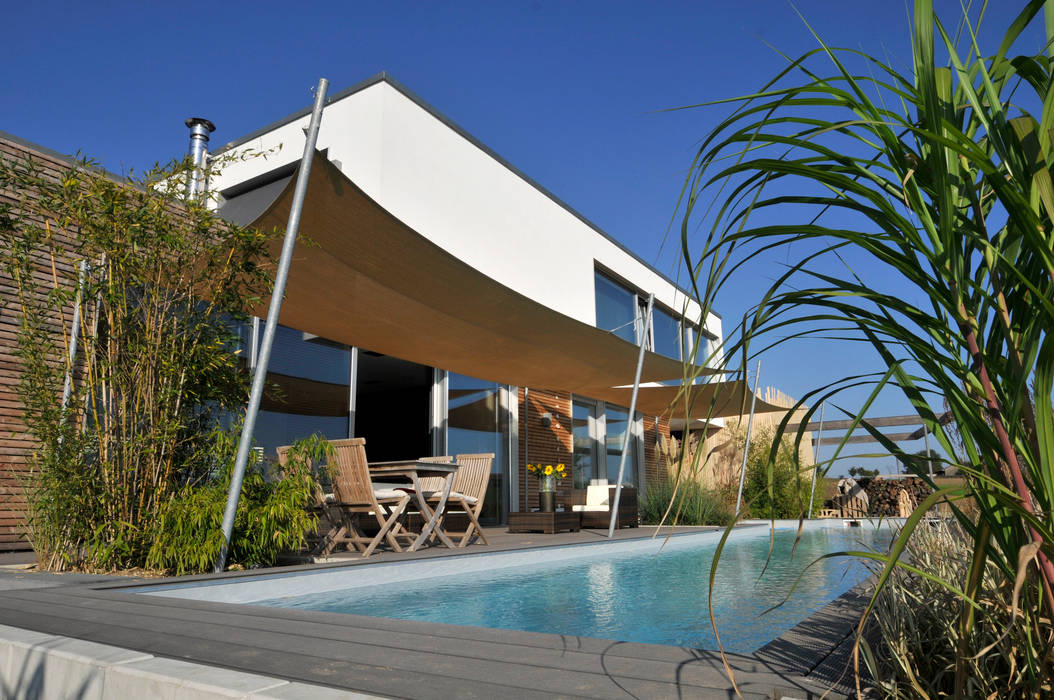 Landhaus Bonstetten, kunz architekten kunz architekten Balkon, Veranda & Terrasse im Landhausstil Wasser,Anlage,Eigentum,Himmel,Azurblau,Schatten,Gebäude,Die Architektur,Sessel,Schwimmbad