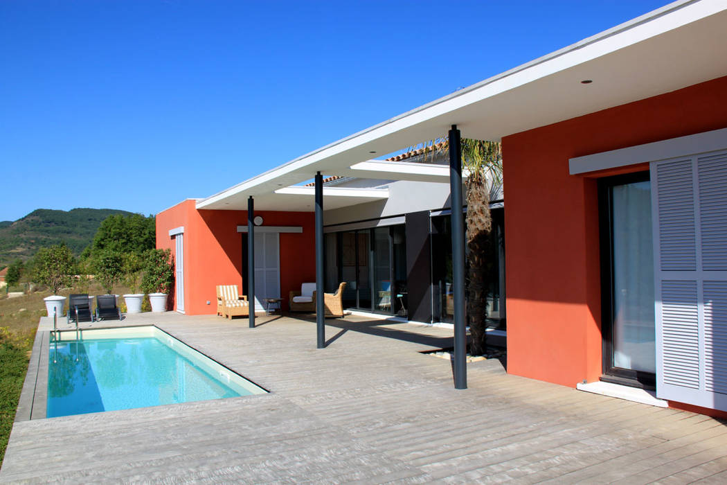 la terrasse et le bassin de nage RAYNAUD JEAN-LUC Maisons modernes Ciel,Biens,Eau,Immeuble,Bleu,Azur,Ombre,Piscine,Plante,Zone résidentielle