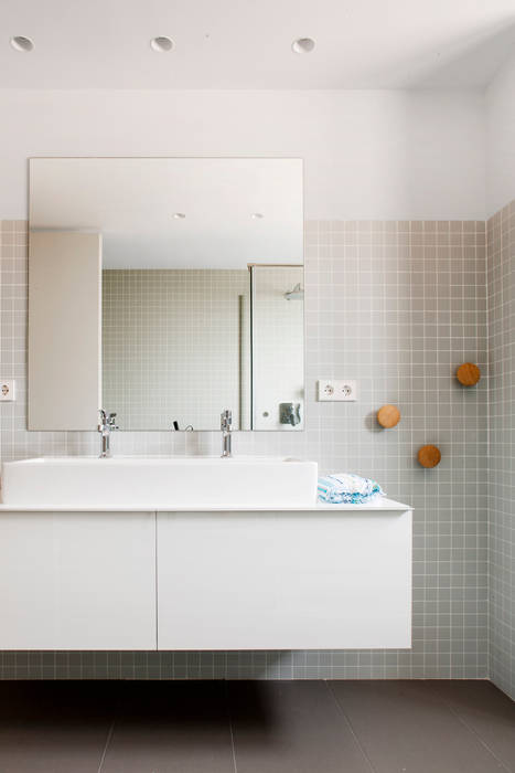 Conoce esta Casa Estilo Nórdico [Barcelona], A! Emotional living & work A! Emotional living & work Minimalist bathroom