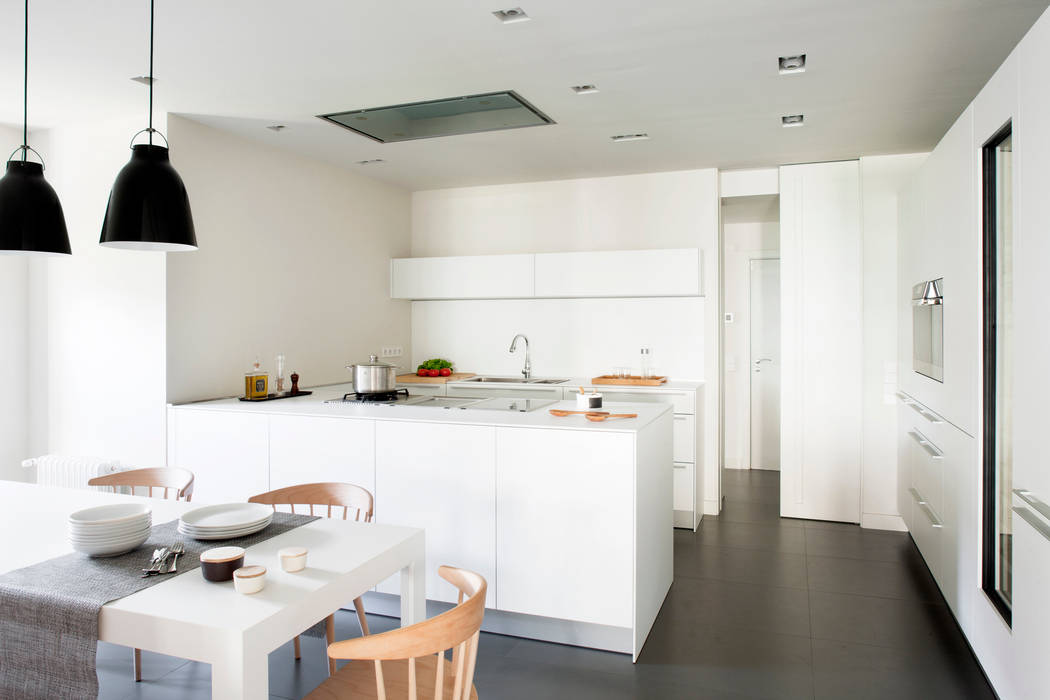 Conoce esta Casa Estilo Nórdico [Barcelona], A! Emotional living & work A! Emotional living & work Minimalist kitchen