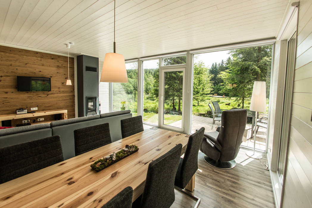 Handgefertigte Massivholzmöbel fügen sich in den freien Blick auf den Thüringer Wald harmonisch ein... Ferienhaus Lichtung im grünen Herzen Deutschland Esszimmer im Landhausstil Tische