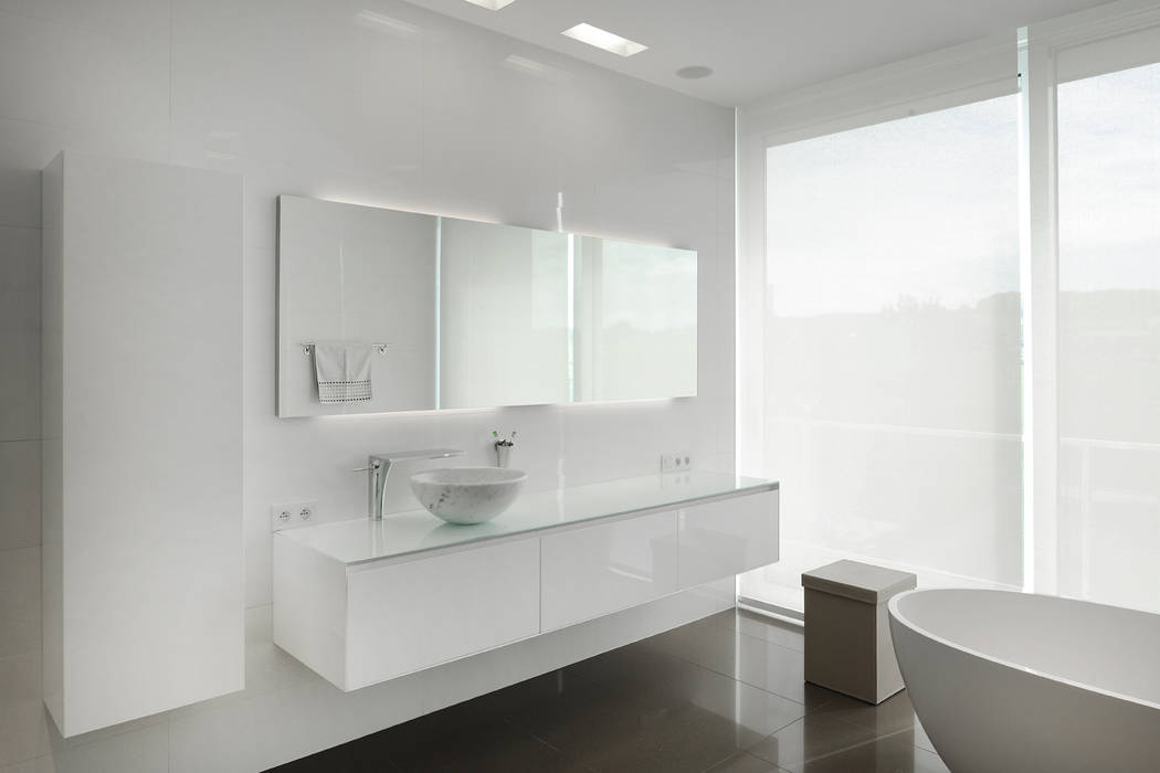 Le cube blanc , Luc Spits Interiors Luc Spits Interiors Salle de bain minimaliste