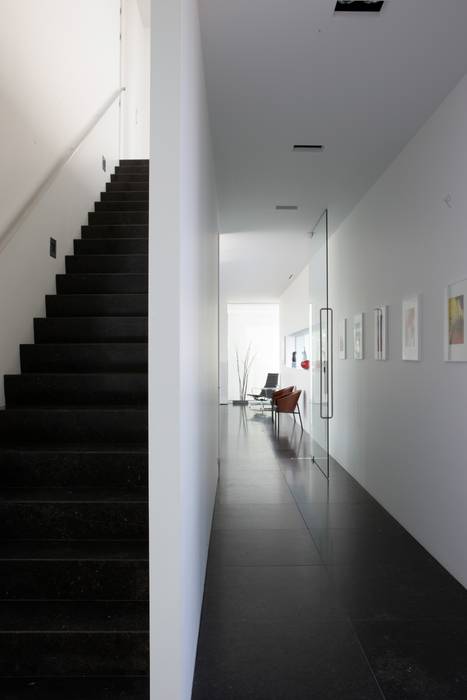 Le cube blanc , Luc Spits Interiors Luc Spits Interiors Couloir, entrée, escaliers minimalistes