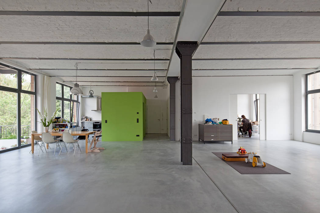 Der Loft mit geöffneter Faltschiebewand studioinges Architektur und Städtebau Minimalistische Wohnzimmer
