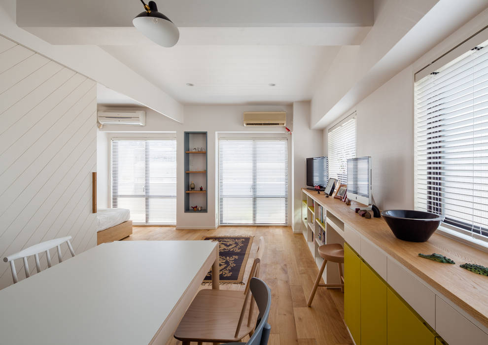 A residence in Shibuya, sorama me Inc. sorama me Inc. Eclectic style living room