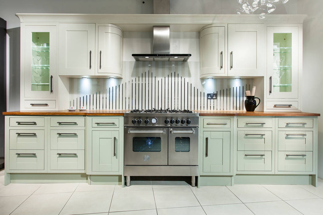 Tradition with stripey glass splashback Intoto Kitchens Salisbury Cocinas de estilo clásico