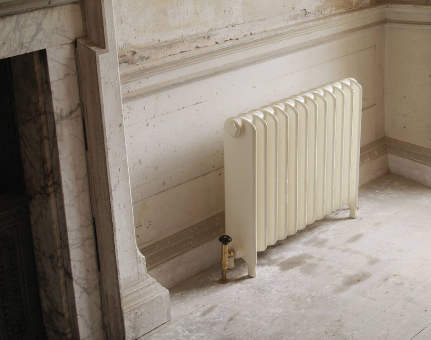 The Eton Cast Iron Radiator is available from UKAA UKAA | UK Architectural Antiques Bagno in stile classico Rubinetteria