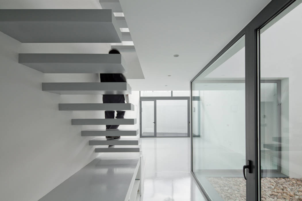 Escaleras OKULTUS Pasillos, vestíbulos y escaleras de estilo minimalista