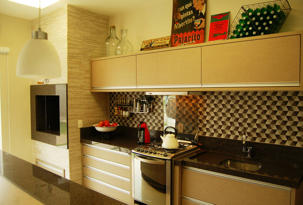 Área de lazer com espaço para refeições, cozinha e pub particular Sandro Clemes Cozinhas ecléticas