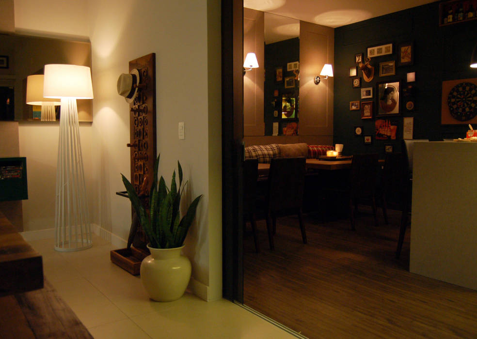Área de lazer com espaço para refeições, cozinha e pub particular Sandro Clemes Adegas ecléticas