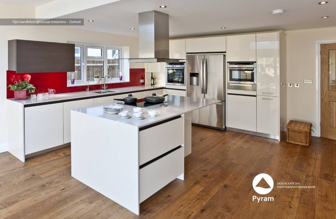 Durable glossy Oxshott kitchen. homify مطبخ