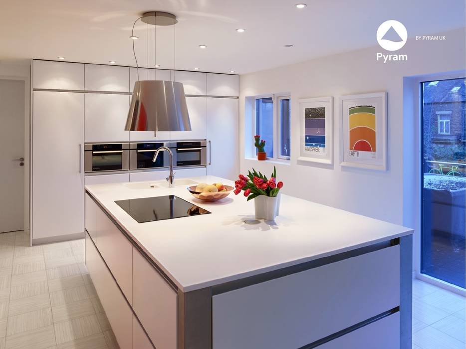 White handleless kitchen in Leeds homify Minimalist kitchen