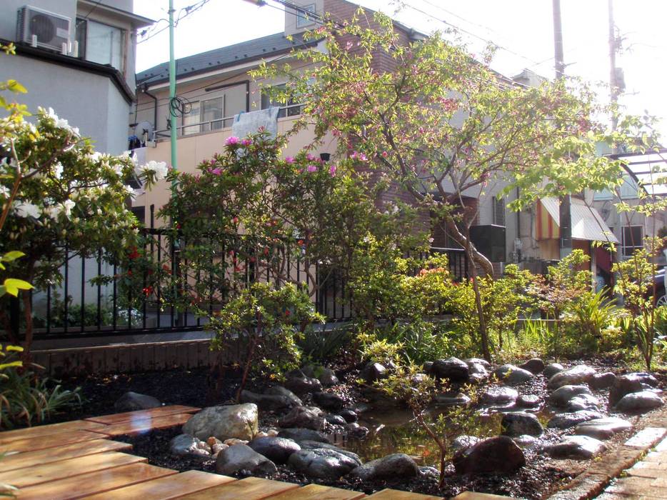 小さな池のある庭 Adachi Jardinier Kirikui オリジナルな 庭 Homify