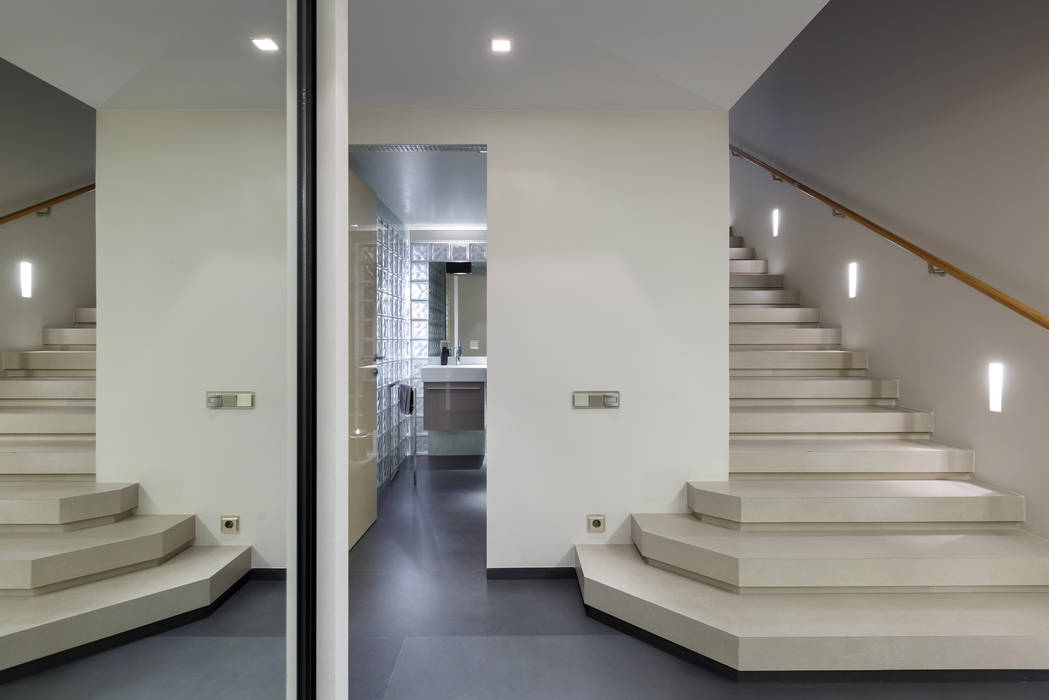 Прихожая. Лестница, пол первого этажа бесшовный керамогранит. (DZ)M Интеллектуальный Дизайн Коридор, прихожая и лестница в стиле минимализм