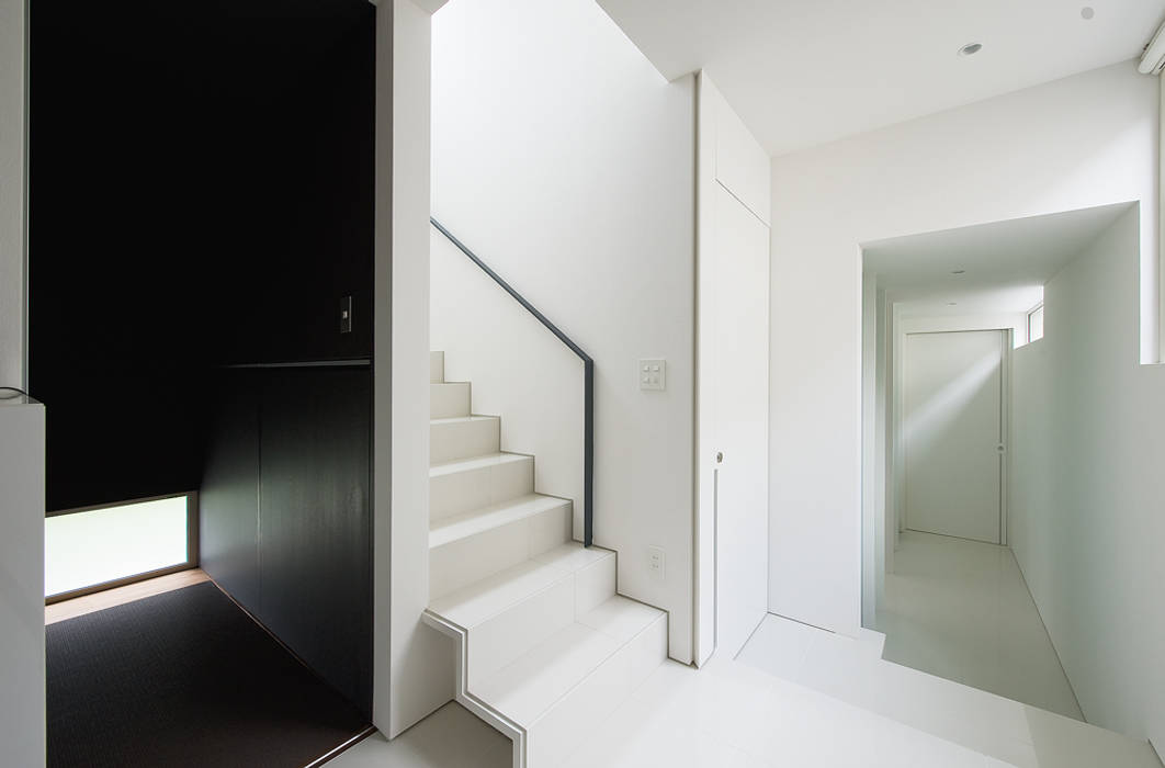 ナカノサワの家, 株式会社コウド一級建築士事務所 株式会社コウド一級建築士事務所 Modern corridor, hallway & stairs