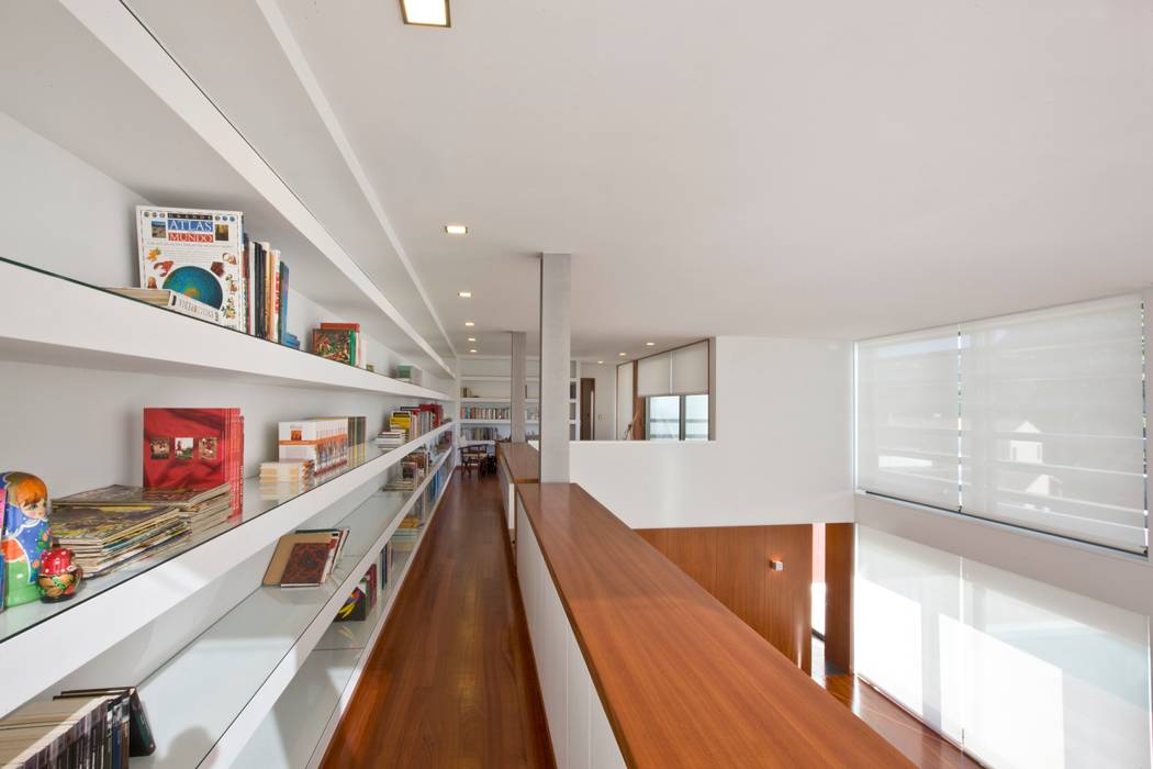 Casa SG, Atelier d'Arquitetura Lopes da Costa Atelier d'Arquitetura Lopes da Costa Modern corridor, hallway & stairs