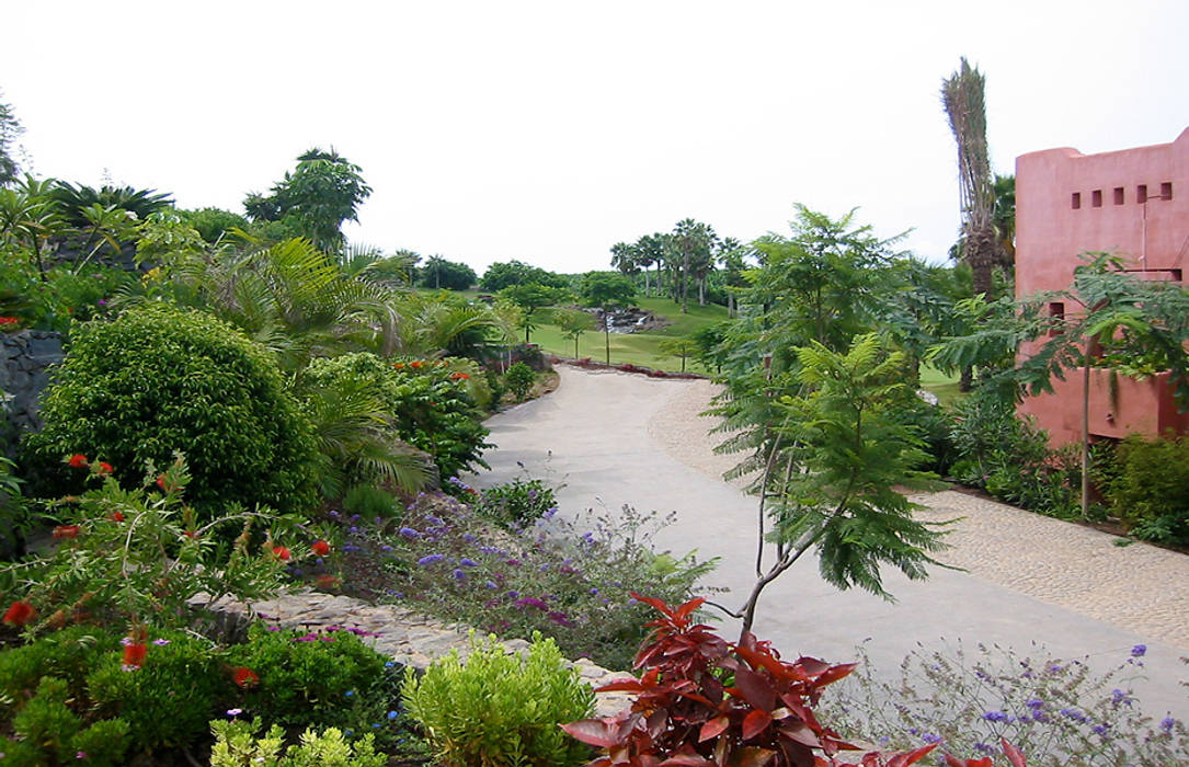 Abama Resort, Estudio de paisajismo 2R PAISAJE Estudio de paisajismo 2R PAISAJE Jardines de estilo tropical