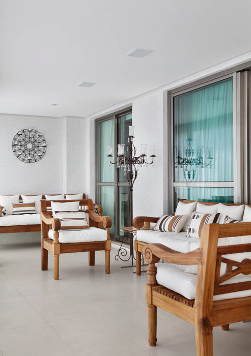 Apartamento na Barra da Tijuca, Ana Adriano Design de Interiores Ana Adriano Design de Interiores Balkon, Beranda & Teras Gaya Eklektik