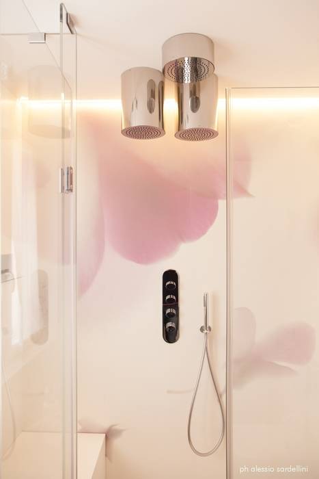 House 090, COOLSTOODIO COOLSTOODIO Minimalist style bathroom Bathtubs & showers