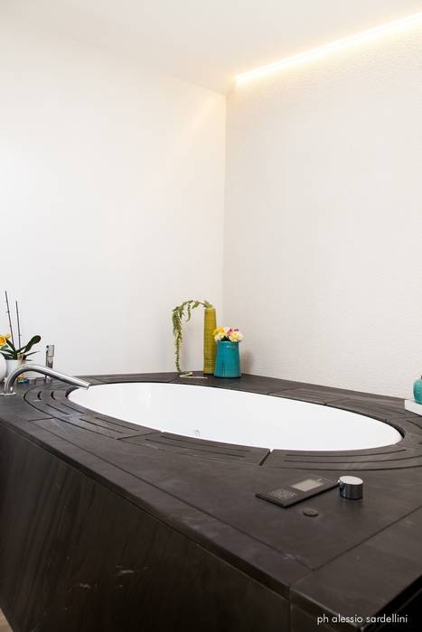 House 090, COOLSTOODIO COOLSTOODIO Bagno minimalista Vasche & Docce