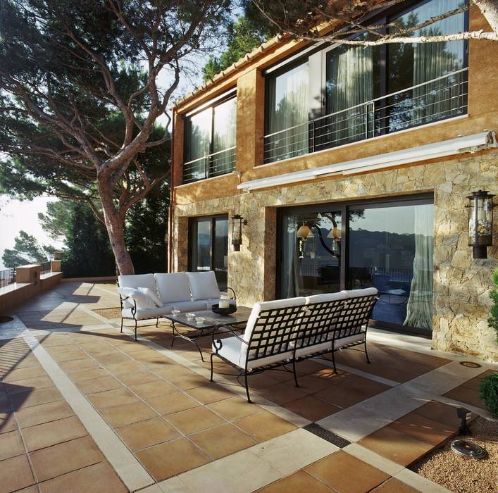 Proyecto de interiorismo y decoración de vivienda unifamiliar mediterranea, Ojinaga Ojinaga Balcones y terrazas de estilo mediterráneo