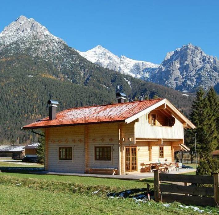 Kleines Alpine Blockhaus Chalet Finnscania Blockhausfabrik Rustikale Häuser Himmel,Berg,Fenster,Pflanze,Gebäude,Natürliche Landschaft,Haus,Baum,Grundstück,Hochland