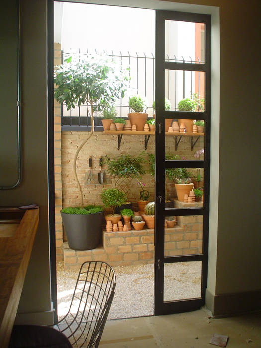 PEQUENO JARDIM APARTAMENTO TÉRREO. SÃO PAULO.BRASIL, Línea Paisagismo.Claudia Muñoz Línea Paisagismo.Claudia Muñoz 庭院