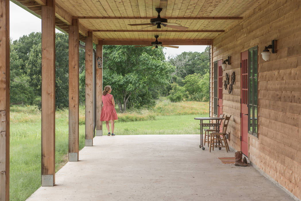 River Ranch Residence Hugh Jefferson Randolph Architects Hiên, sân thượng phong cách đồng quê