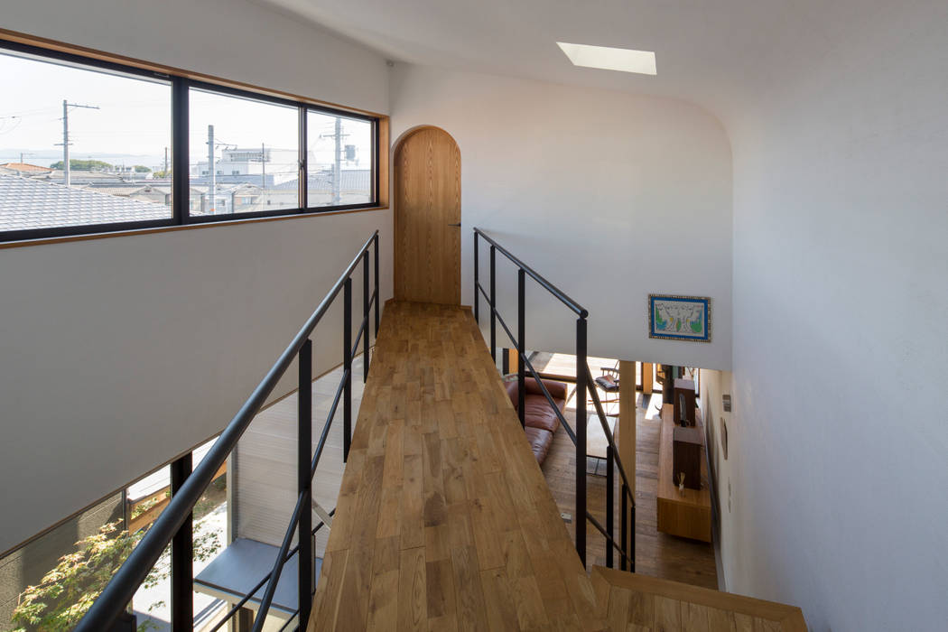 鶴見の家Ⅱ, アトリエ・ブリコラージュ一級建築士事務所 アトリエ・ブリコラージュ一級建築士事務所 Modern corridor, hallway & stairs