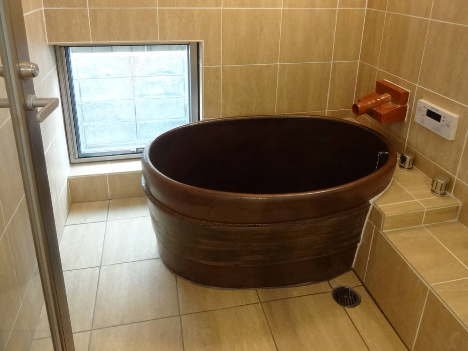 浴室 陶器製風呂の浴槽 吉田設計＋アトリエアジュール モダンスタイルの お風呂