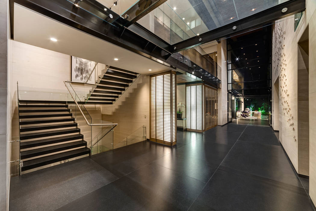 Casa Dalias, grupoarquitectura grupoarquitectura Minimalist corridor, hallway & stairs