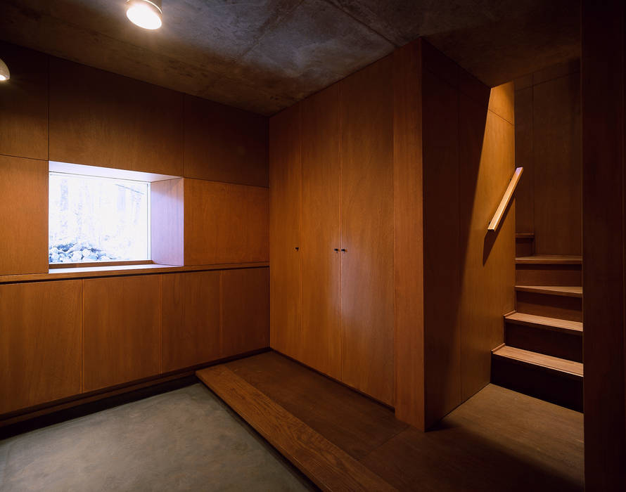 K-VILLA / 北軽井沢の別荘, 森吉直剛アトリエ/MORIYOSHI NAOTAKE ATELIER ARCHITECTS 森吉直剛アトリエ/MORIYOSHI NAOTAKE ATELIER ARCHITECTS Коридор