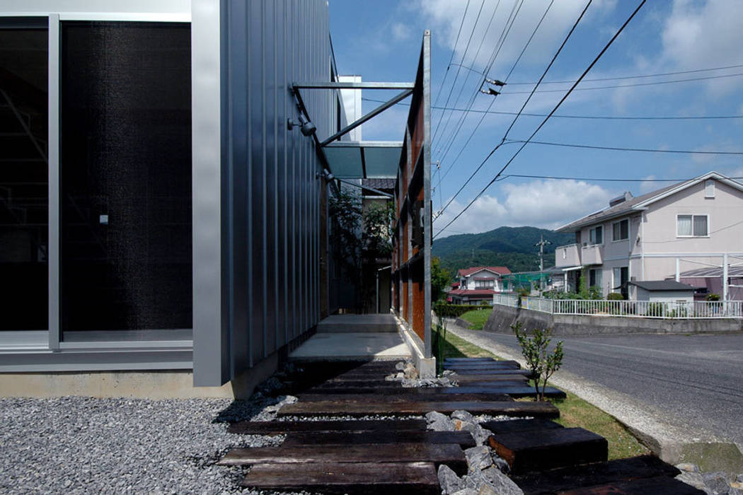 枕木のアプローチ 土居建築工房 木造住宅 住宅 ガルバリウム鋼板