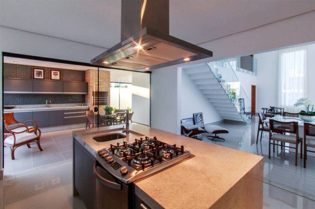 Cozinha espaçosa e integrada Santos Arquitetura Dapur Minimalis