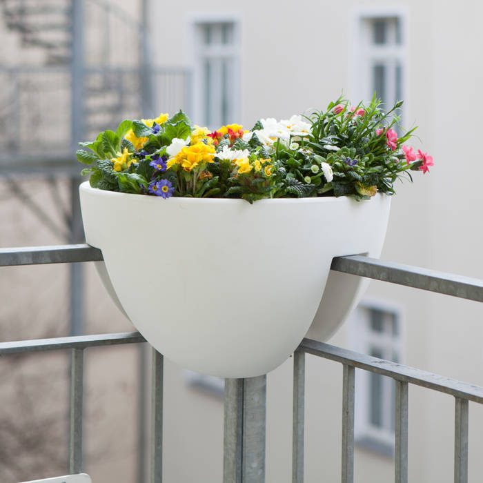 eckling: Der Blumenkasten für die Geländerecke Pragmatic Design® by studio michael hilgers Moderner Balkon, Veranda & Terrasse Accessoires und Dekoration