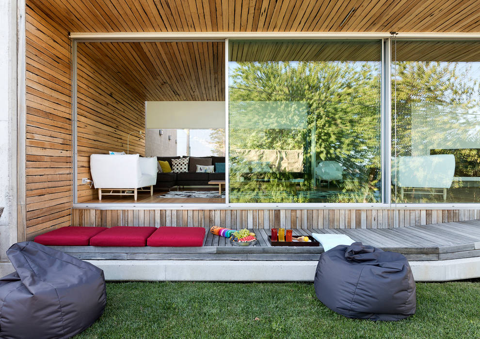 dezanove house designed by iñaki leite - view to the living Inaki Leite Design Ltd. Puertas y ventanas de estilo moderno