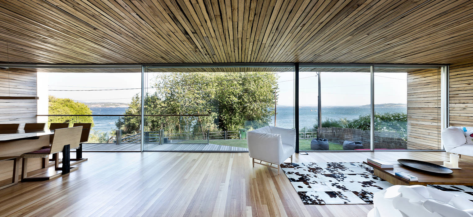 dezanove house designed by iñaki leite - panoramic view of the waterfront Inaki Leite Design Ltd. Ruang Keluarga Modern