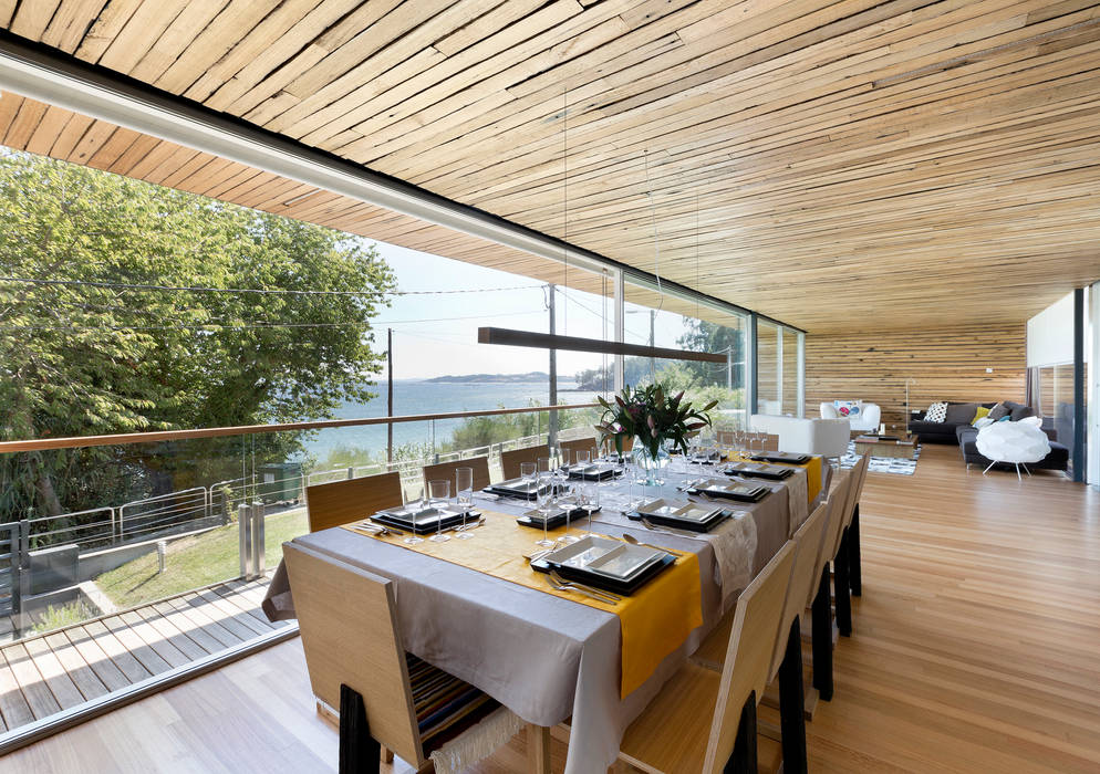 dezanove house designed by iñaki leite - Inaki Leite Design Ltd. Modern Dining Room Chairs & benches