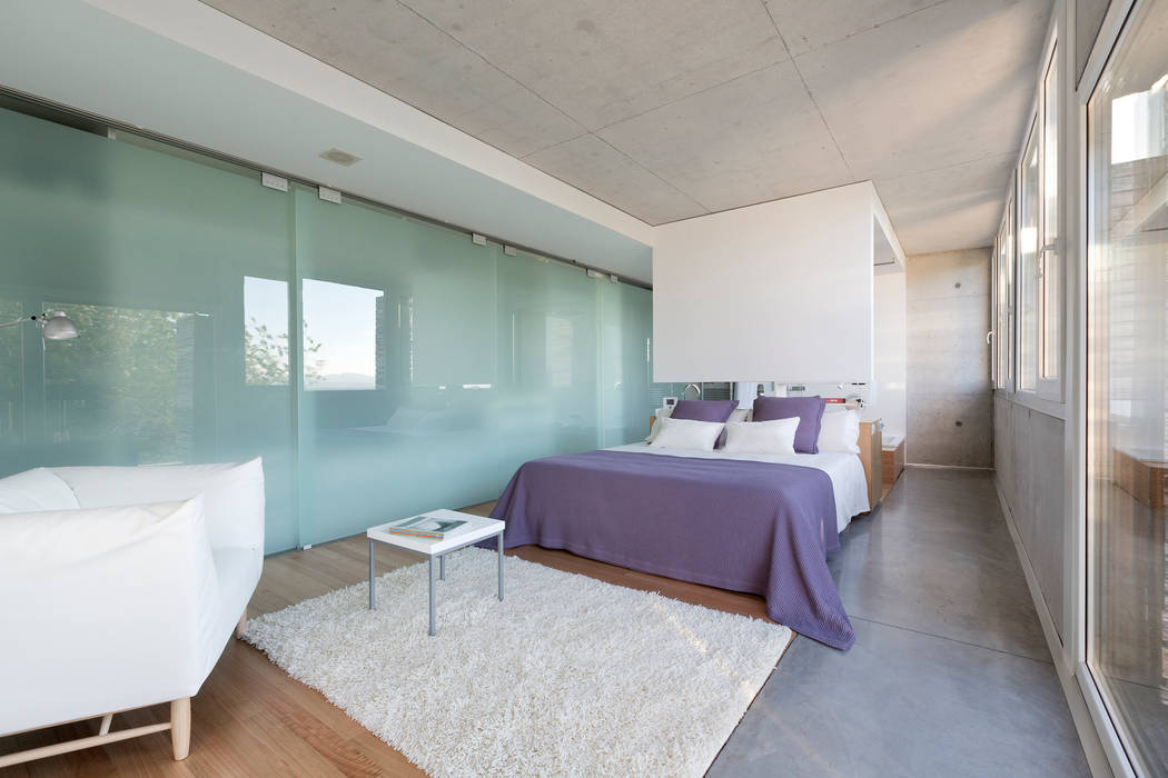 dezanove house designed by iñaki leite - master bedroom with ensuite Inaki Leite Design Ltd. Kamar Tidur Modern