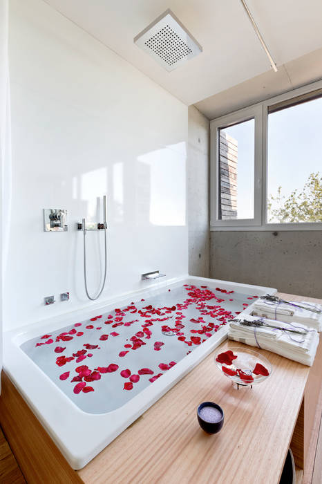 dezanove house designed by iñaki leite - bassino by kaldewei Inaki Leite Design Ltd. Kamar Mandi Modern Bathtubs & showers