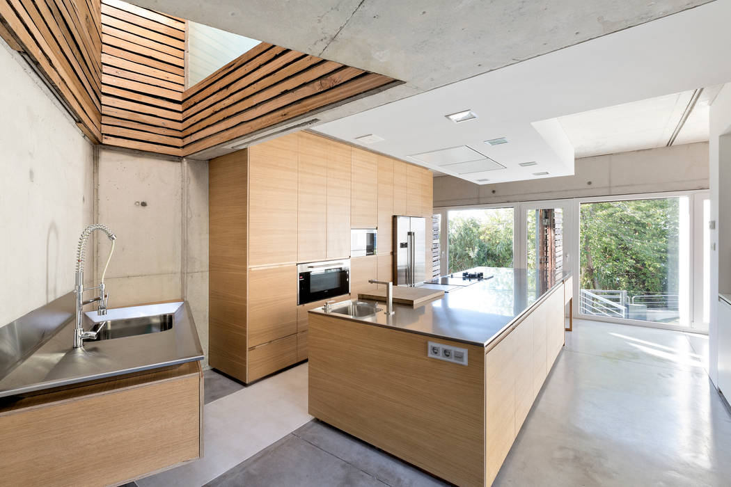 kitchen units at dezanove house designed by iñaki leite - Inaki Leite Design Ltd. مطبخ