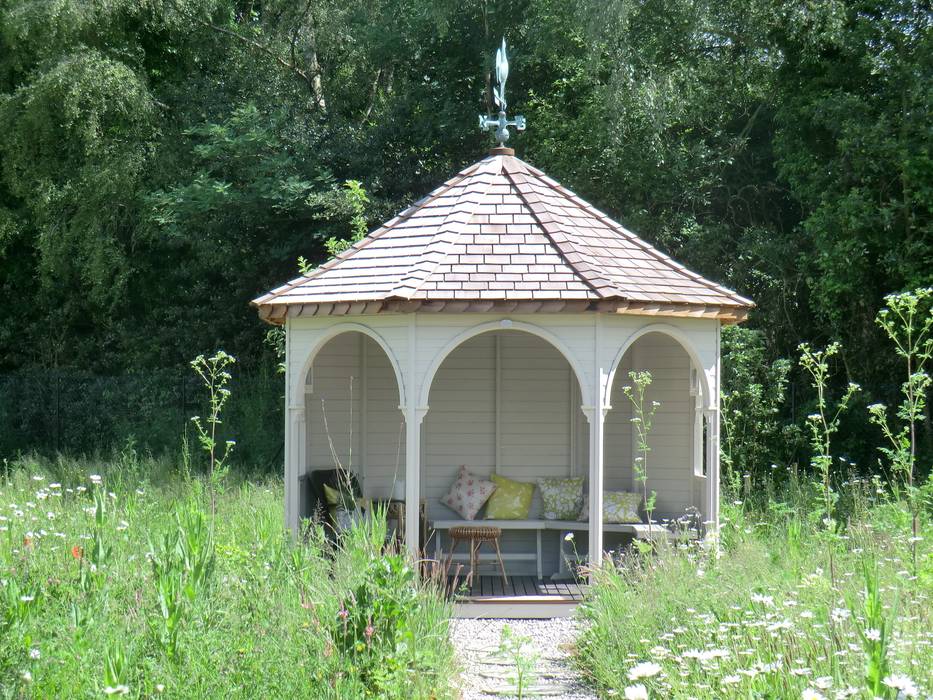 Octagonal Cedar Summerhouse Garden Affairs Ltd Jardines clásicos Madera Acabado en madera