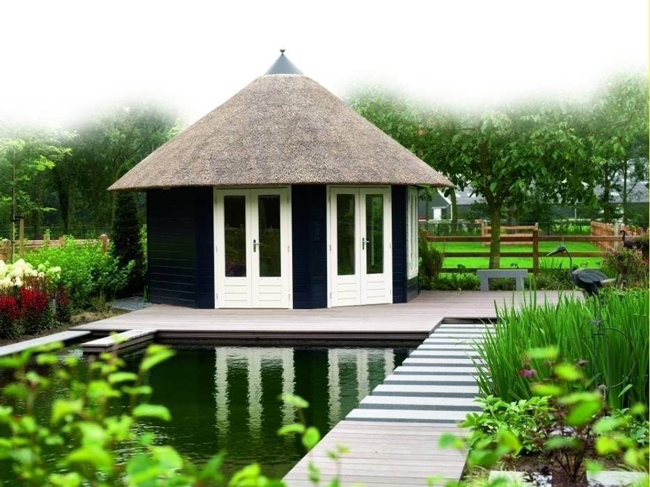 Thatched Octagonal Summerhouse homify Classic style gardens