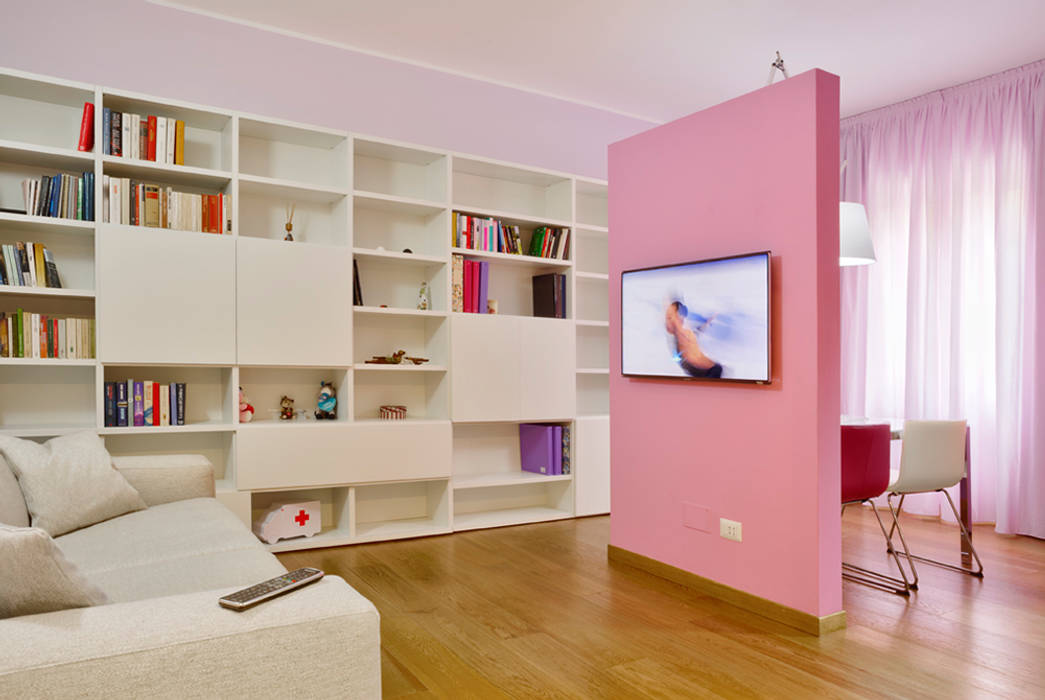 Appartamento "Pensare in rosa", Architetto Barbara De Pascalis e Lorenzo Zanetti - ATELIER ARCHITETTURA - Architetto Barbara De Pascalis e Lorenzo Zanetti - ATELIER ARCHITETTURA - ห้องนั่งเล่น