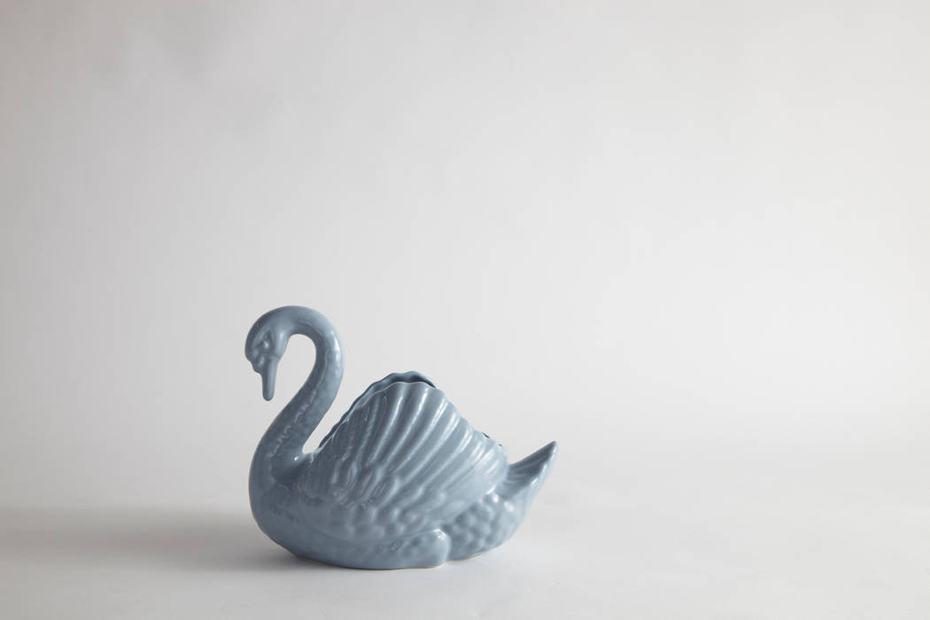 Hindon Blue Swan Vase Volpe and Volpe Casas clásicas Accesorios y decoración