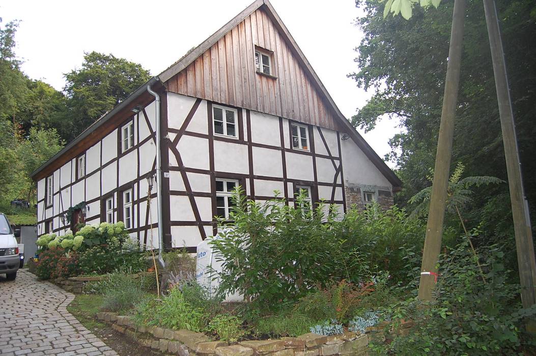 Denkmalgeschütztes Fachwerkhaus Bj. 1804, Stuccolustro Stuccolustro Country style houses